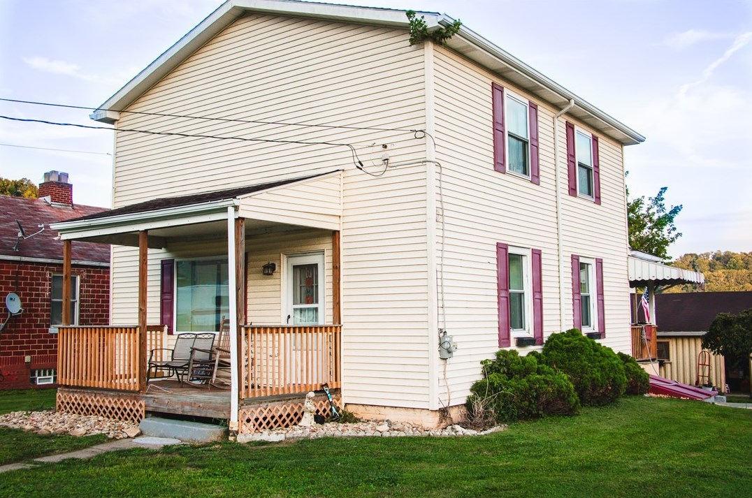 48 Berry Ave, Clarksville, PA 15322-2048