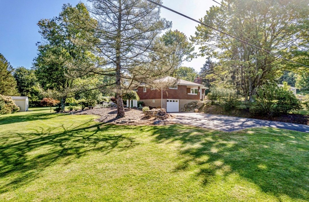 121 Sampson Dr, Apollo, PA 15613