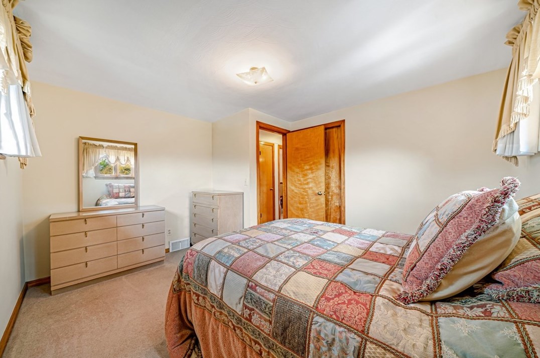 370 Cp St, North Huntingdon PA 15642-1394 exterior