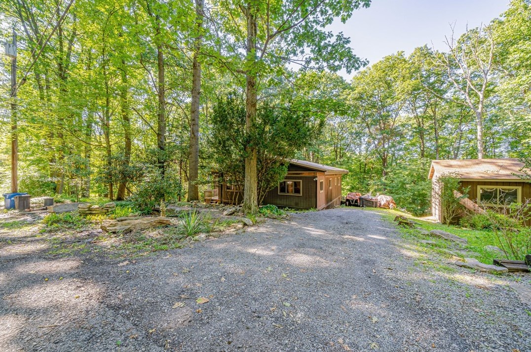 218 Horse Shoe Bend Rd, Acme, PA 15610
