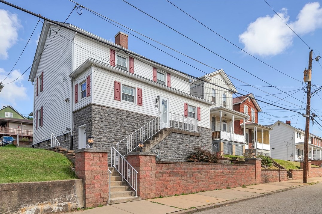 130 9th Ave, Tarentum, PA 15084-1240