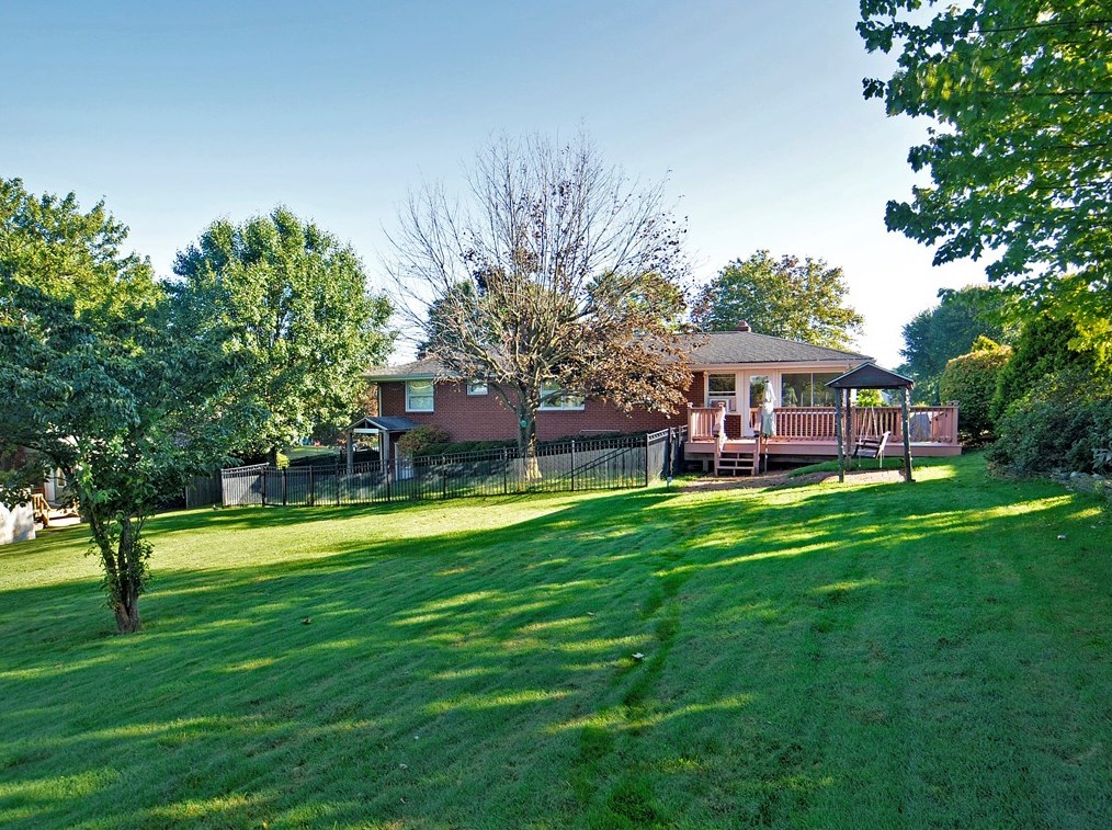 710 Santone Dr, Greensburg PA  15601-4674 exterior
