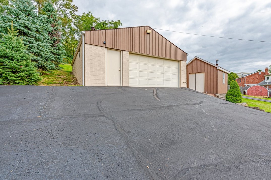 3552 Ridgeway Dr, Bethel Park, PA 15102-3002