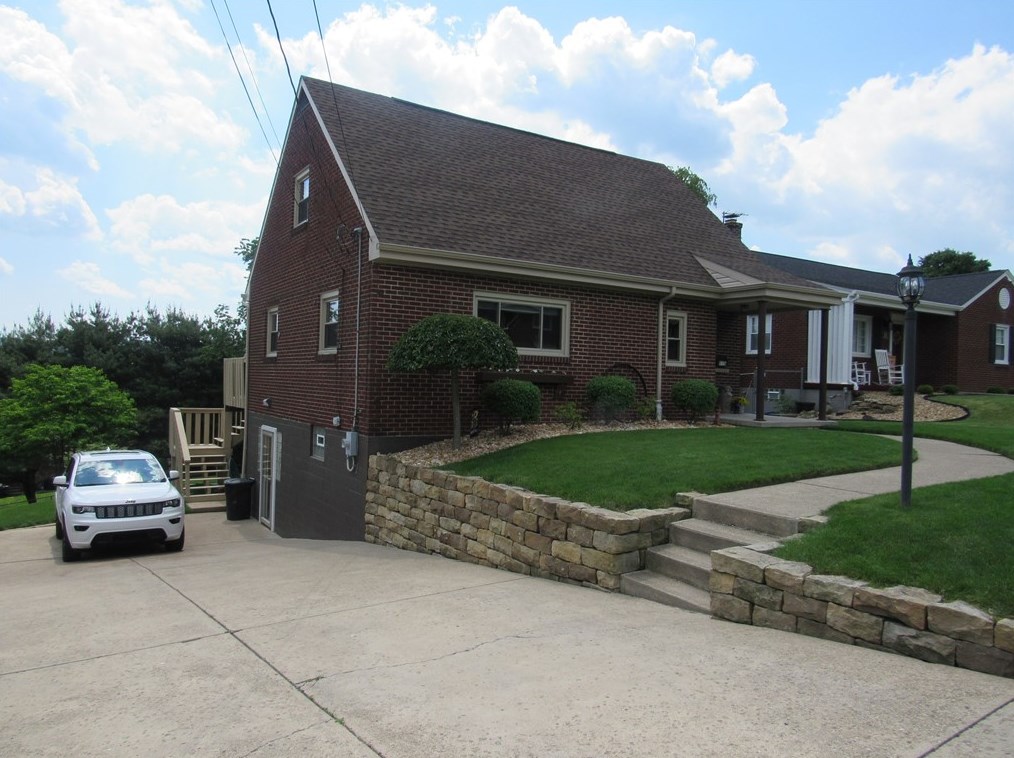 119 Eastern Dr, New Kensington, PA 15068-3233