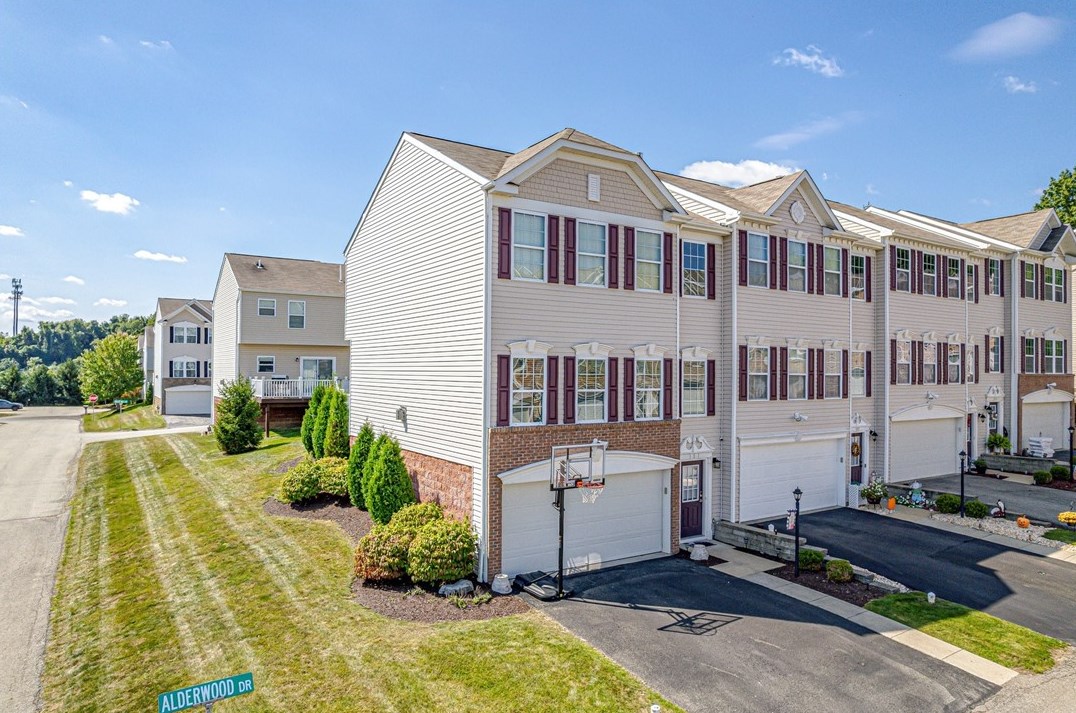 101 Alderwood Dr, Greensburg PA  15601-5480 exterior