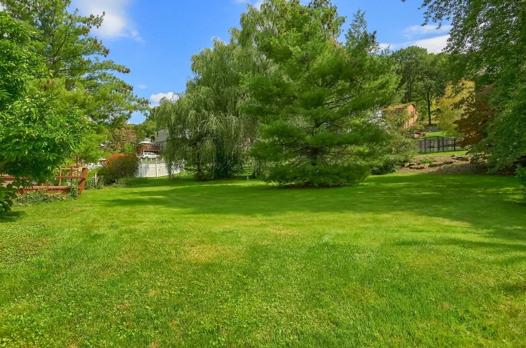 38 Fieldstone Pl, Zelienople PA  16063-9313 exterior