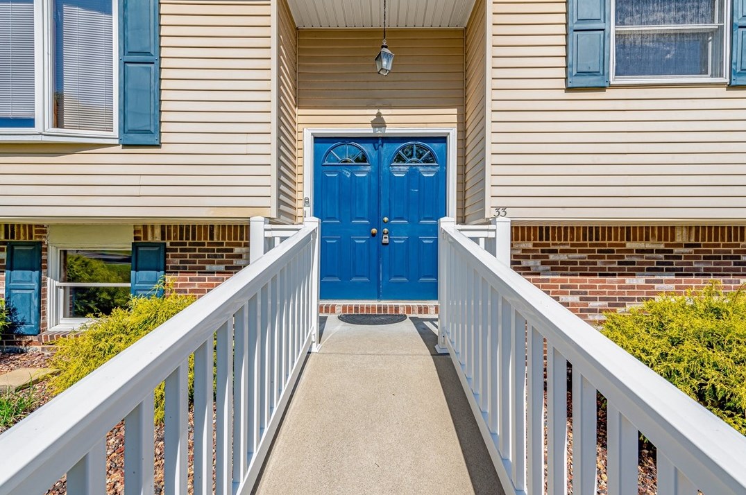 33 Adrian Dr, Greensburg, PA 15601-4919