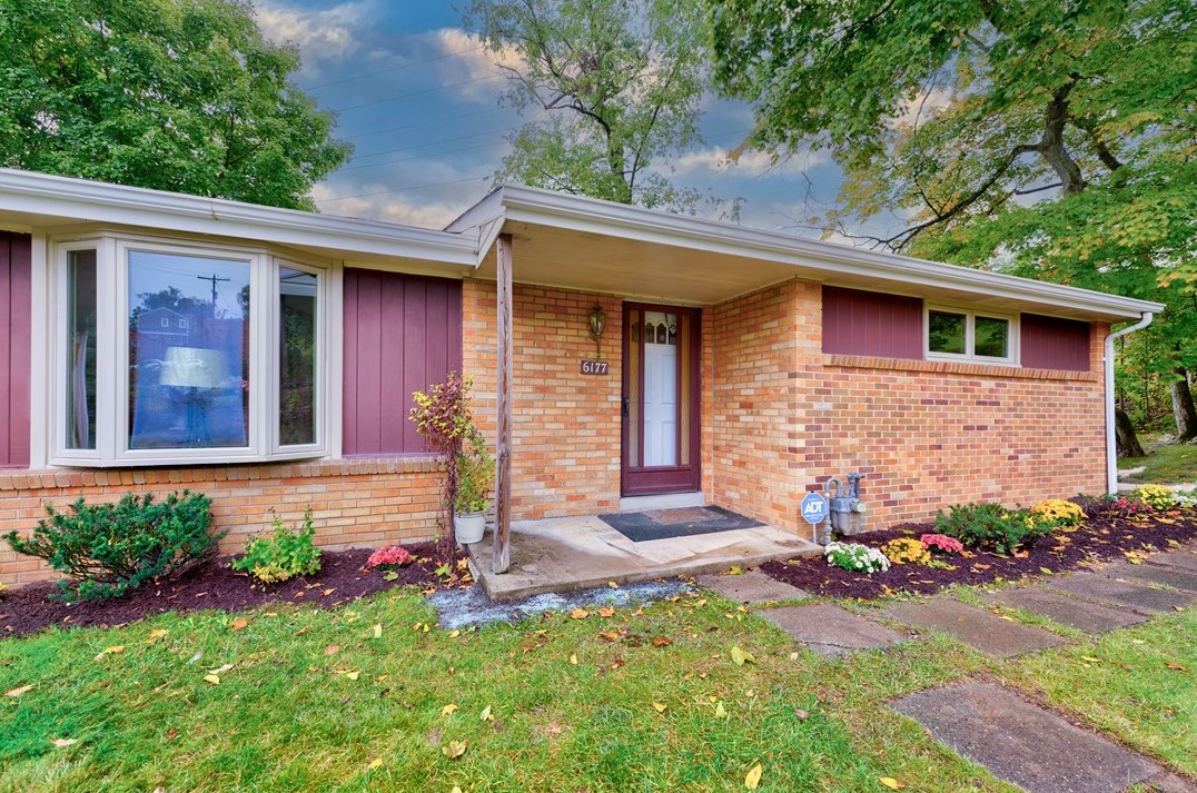 6177 Pleasant St, Library, PA 15129