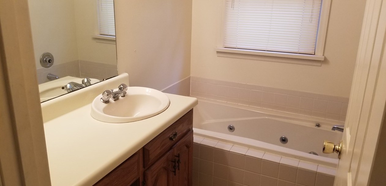107 Oak Pointe Dr, Monroeville PA  15146-2950 exterior