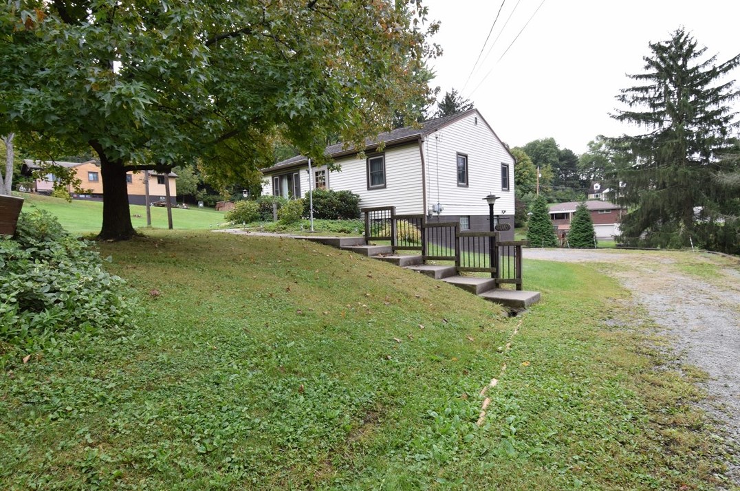 4016 Ridgemont Dr, Gibsonia, PA 15044
