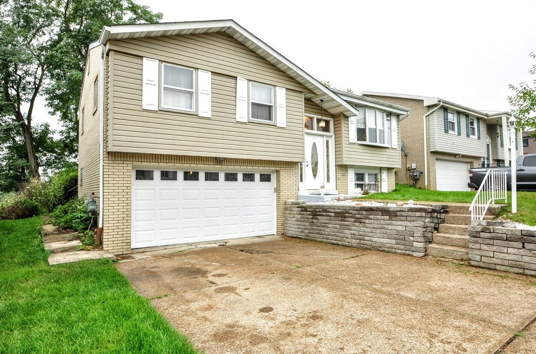 1506 Amelia Ave, Library, PA 15129