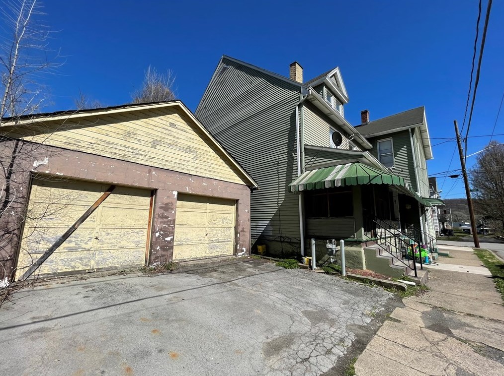 15 Darlington Ave, New Castle, PA 16102