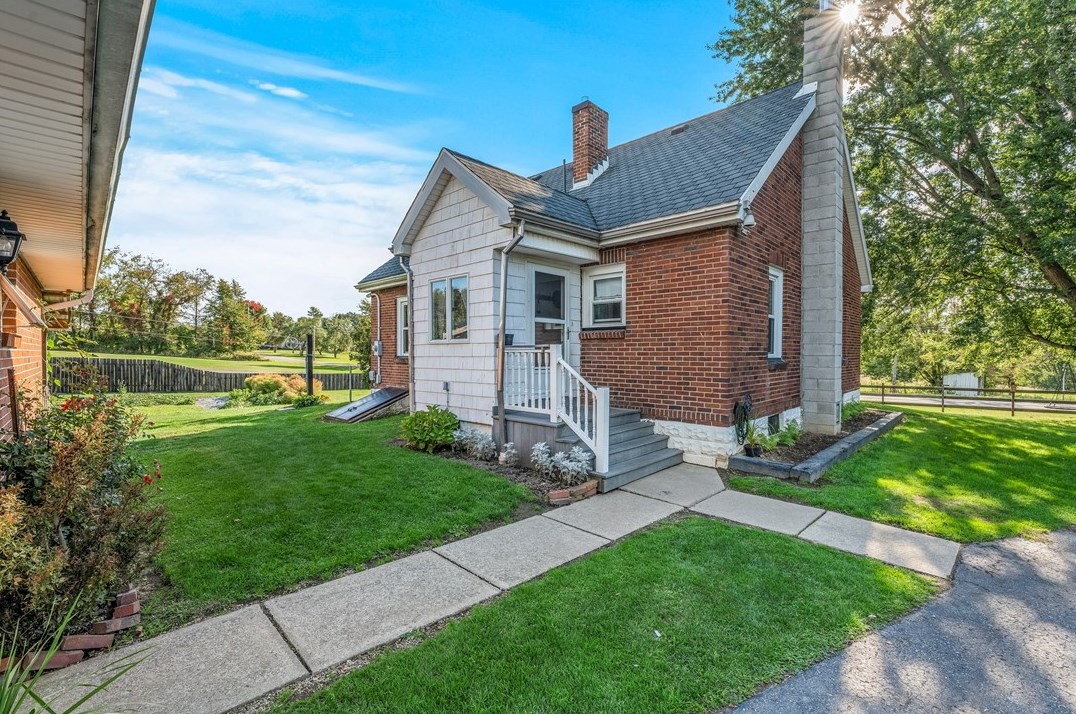332 Pulaski Rd, Pulaski, PA 16143-1014