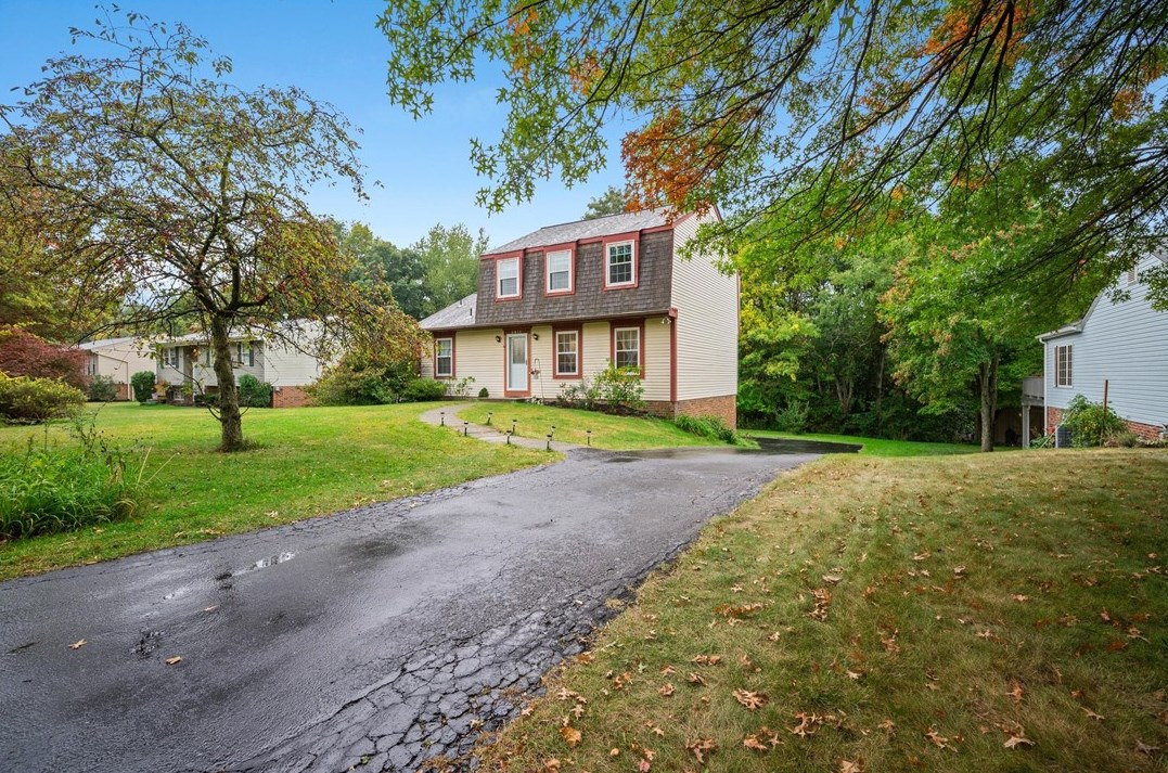 4718 Woodlake Dr, Allison Park, PA 15101-1018