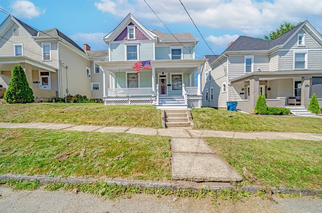 211 5th St, Youngwood, PA 15697-1317