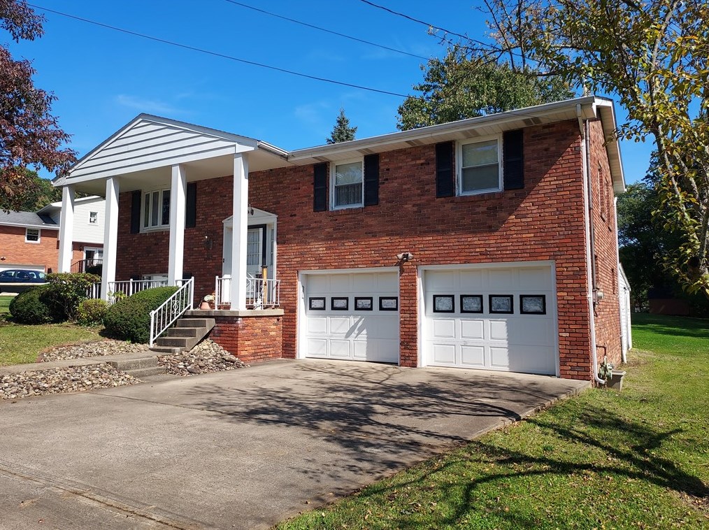 15 Cedarbrook Dr, Greensburg, PA 15601