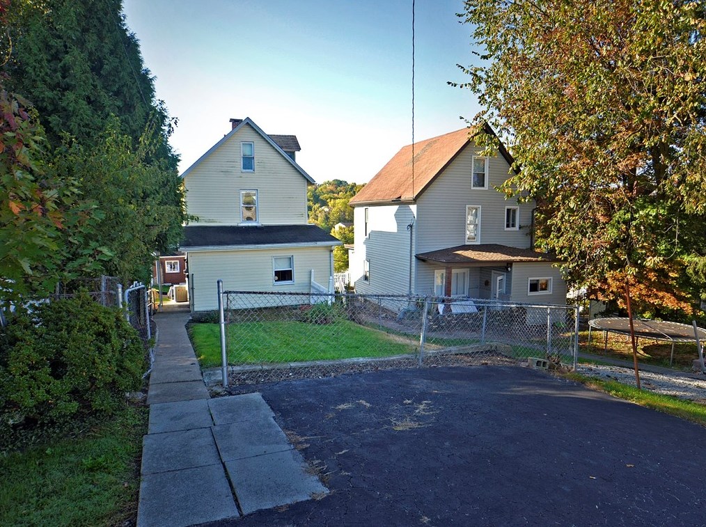 721 9th St, North Huntingdon, PA 15642-3608