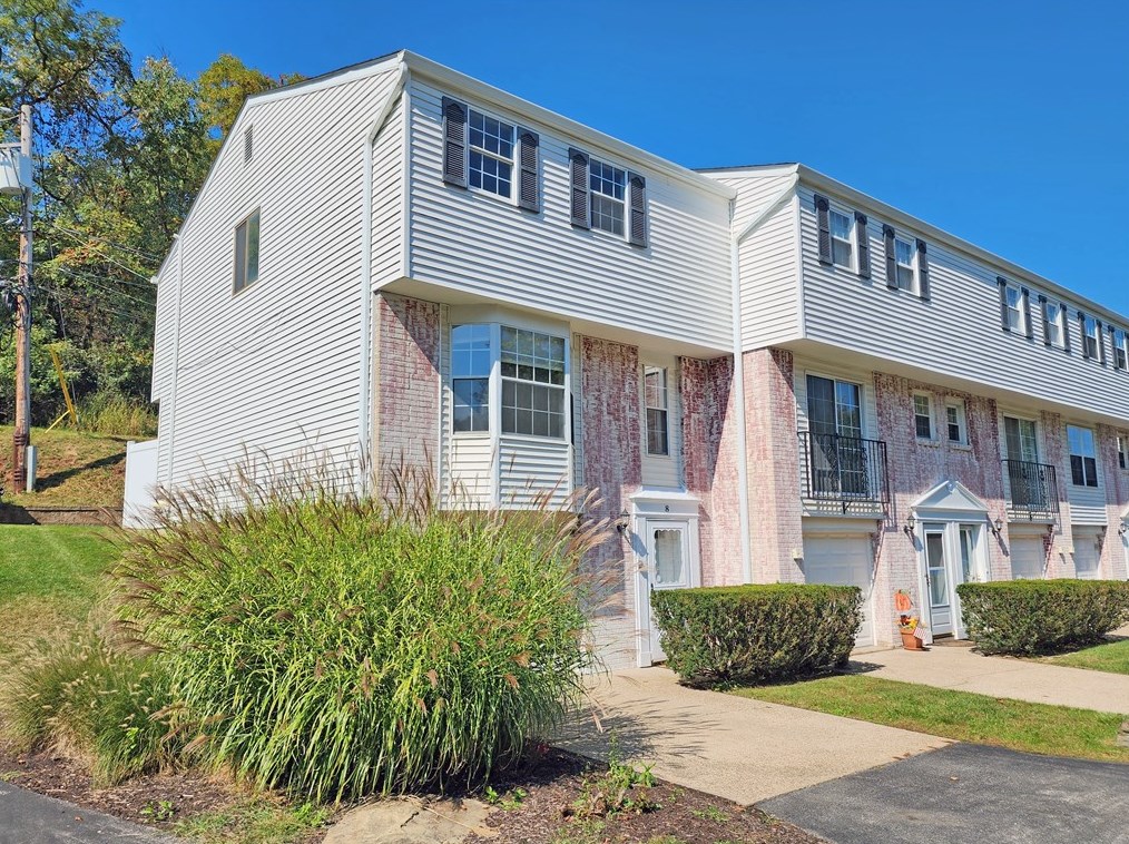 8 Crestwood Dr, Allison Park, PA 15101