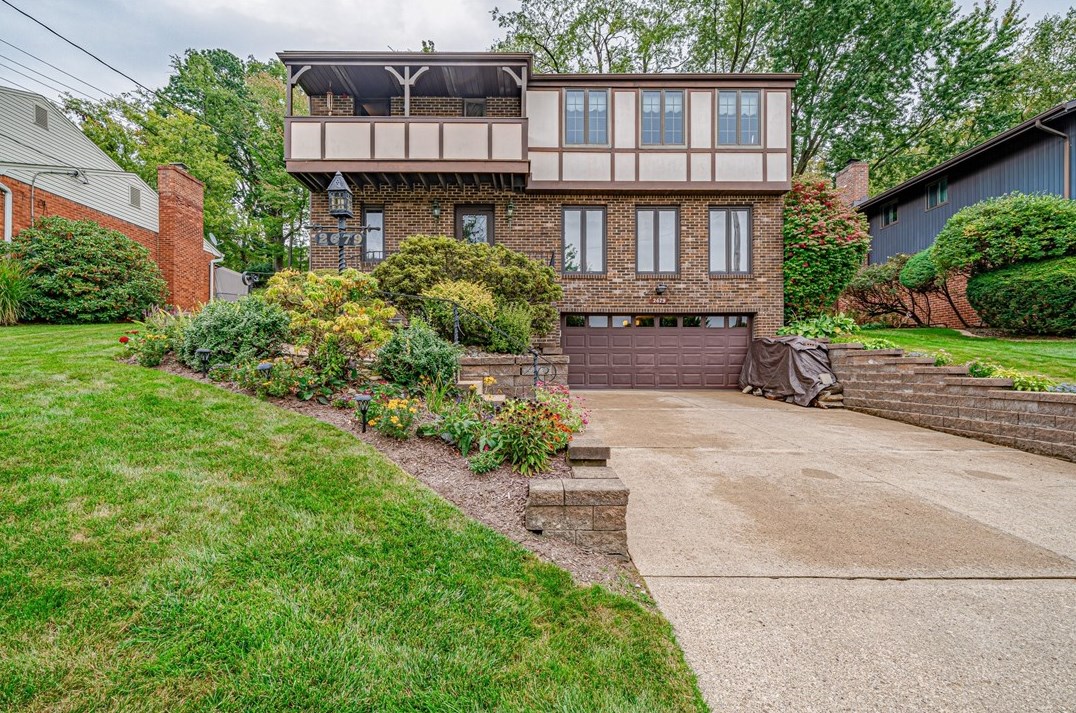 2679 Bethel Crest Dr, Bethel Park, PA 15102-3849