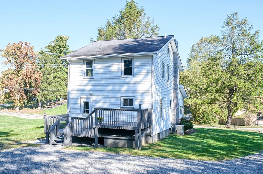 1450 Conway Wallrose Rd, Freedom PA  15042-2410 exterior