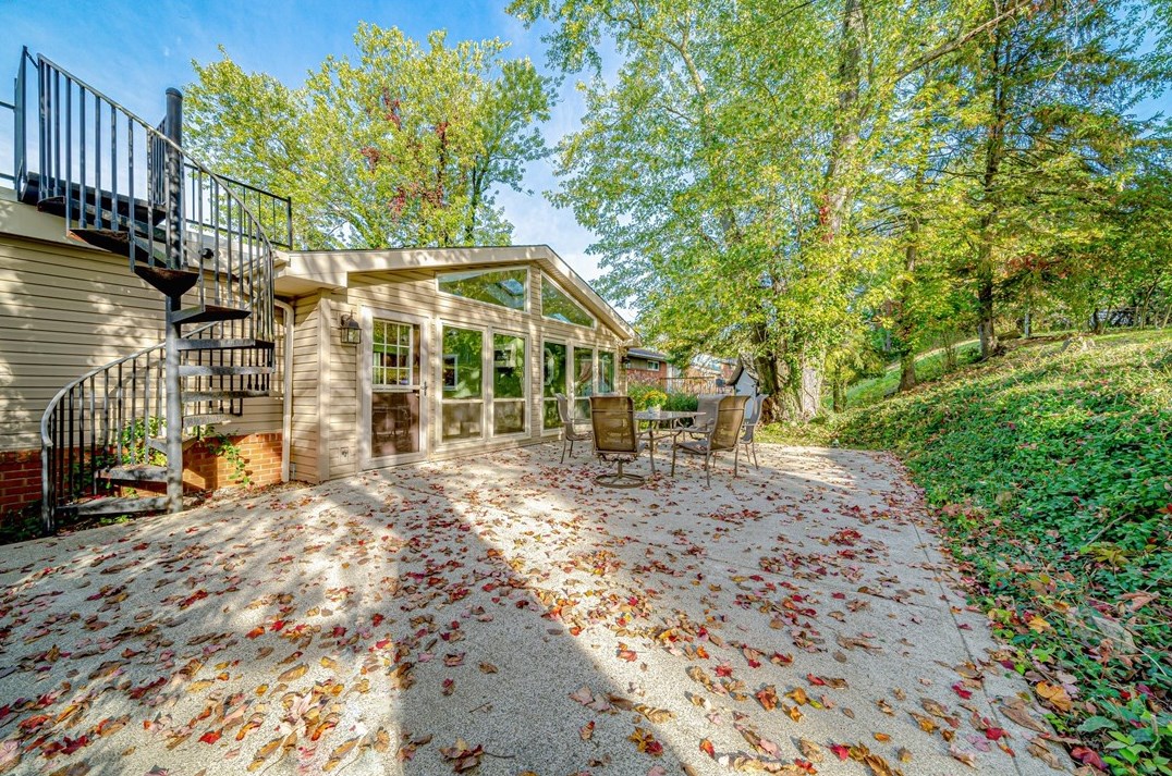 526 Sunnyfield Dr, Monroeville, PA 15146-1613