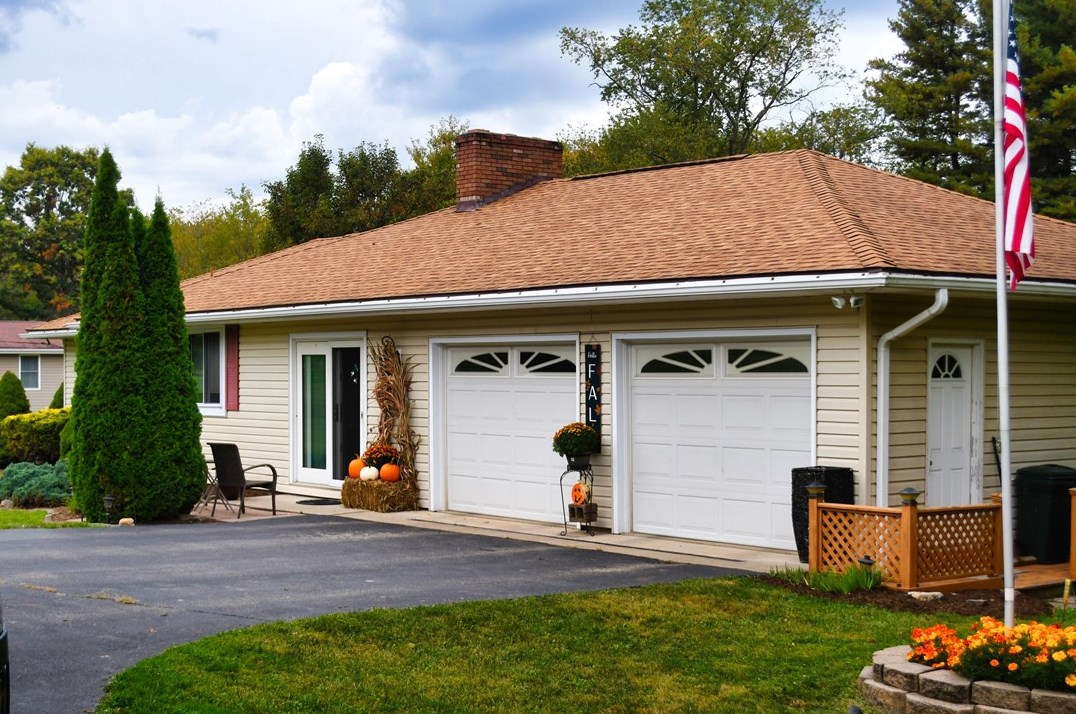 147 Rustic Park Rd, Ellwood City, PA 16117-4933