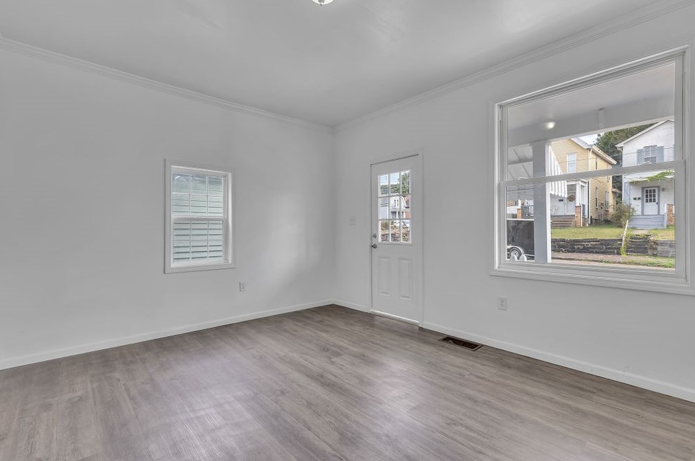 1321 4th Ave, Beaver Falls PA  15010-4247 exterior