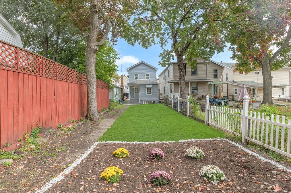 1321 4th Ave, Beaver Falls PA  15010-4247 exterior