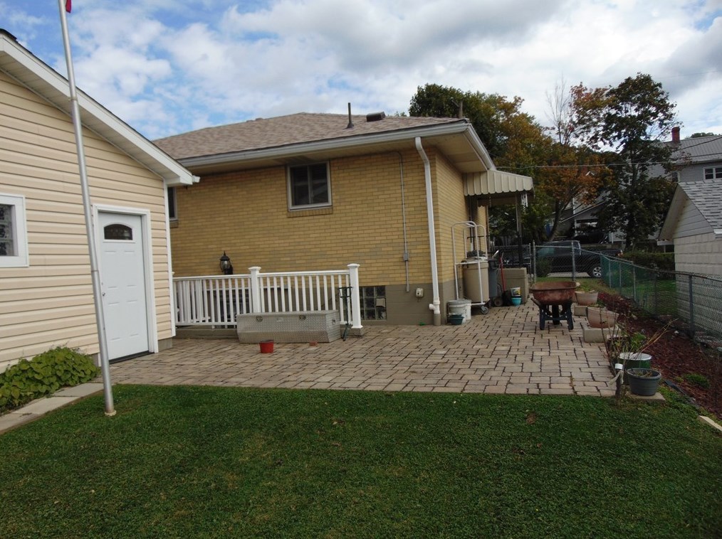906 Chestnut St, Connellsville, PA 15425