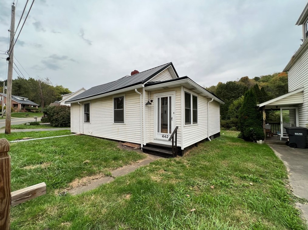 1662 Mercer Rd, Ellwood City, PA 16117