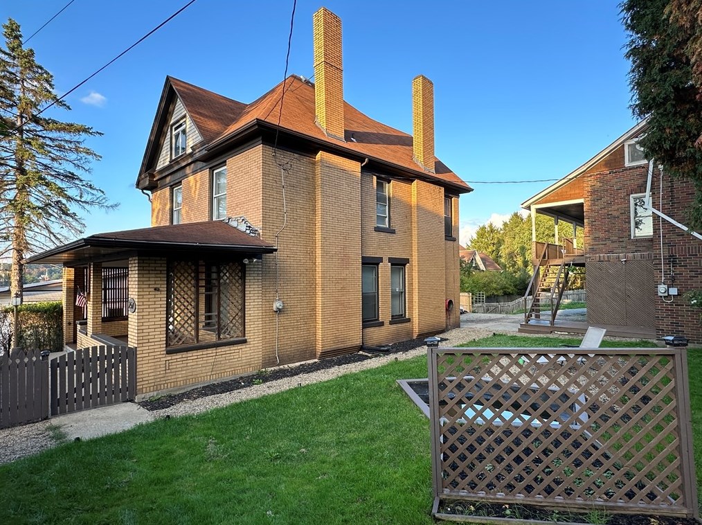 207 Freemont Ave, Butler, PA 16001-6431