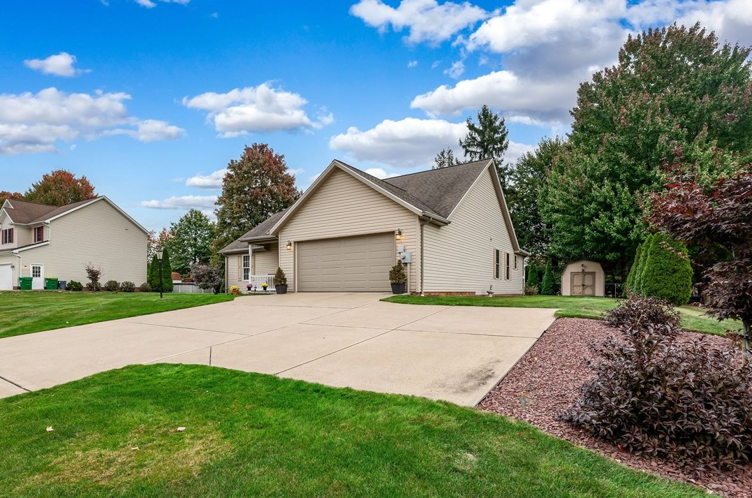 104 Camelot Dr, Butler, PA 16001-2718