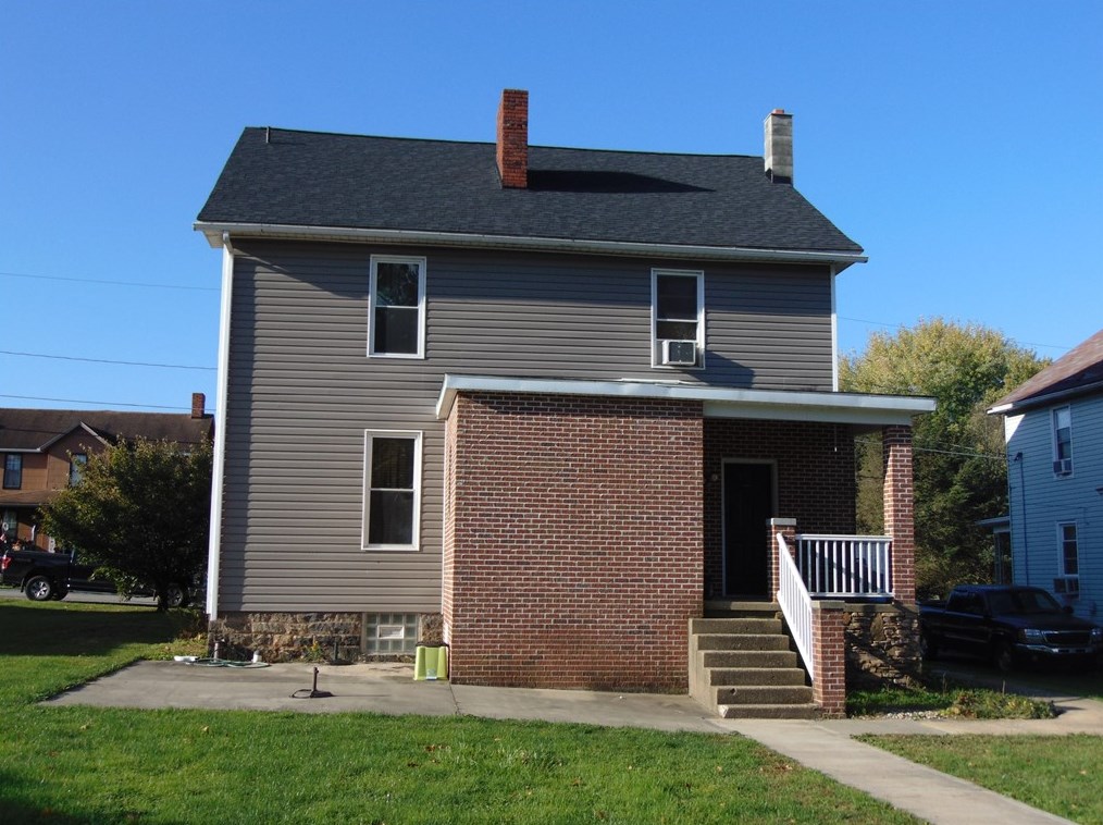 102 Memorial St, Dunbar, PA 15431-1622