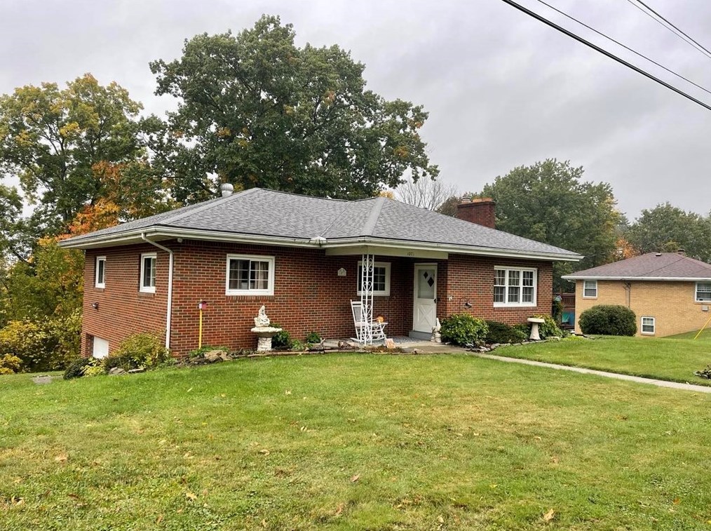 1071 Overlook Dr, Washington, PA 15301-5927