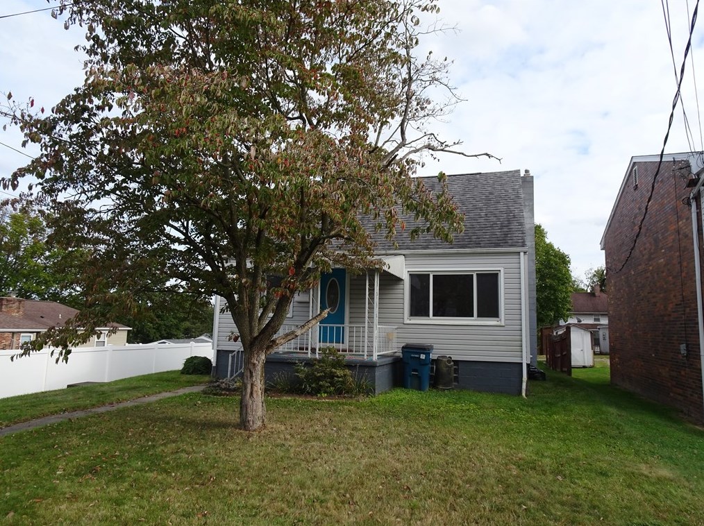 704 7th St, Youngwood, PA 15697-1524
