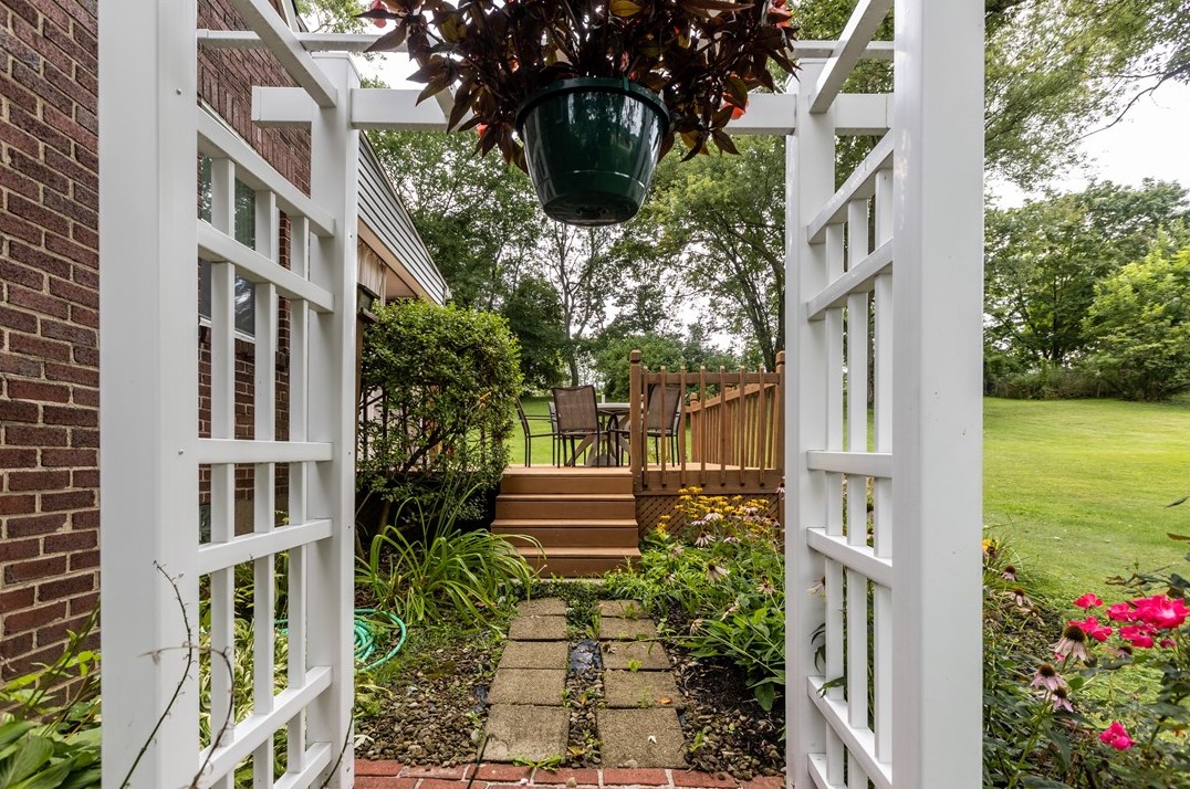 108 Laurel Ln, Valencia, PA 16059-3114