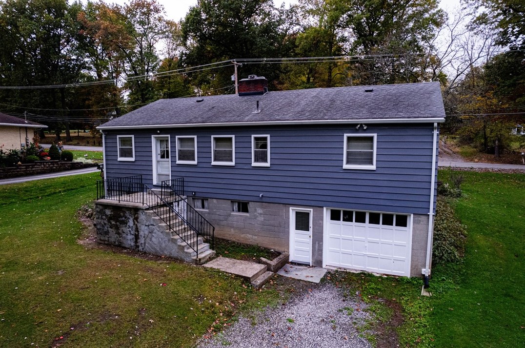 366 Dutch Ln, Hermitage, PA 16148