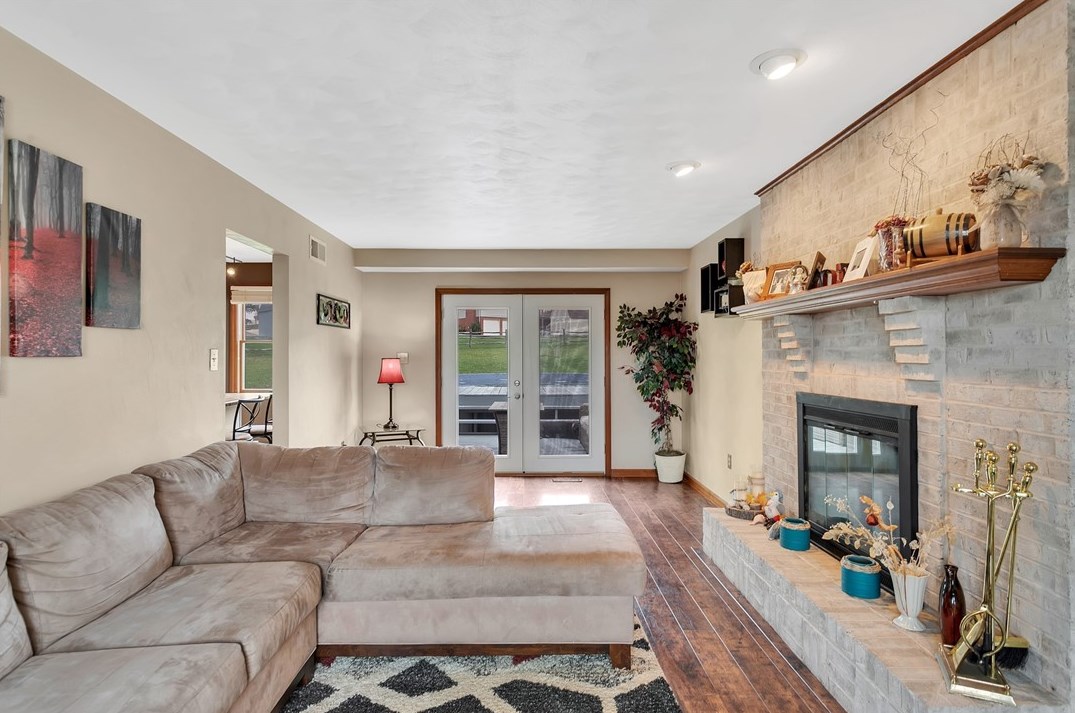 27 Roseanne Cir, North Huntingdon, PA 15642-7826