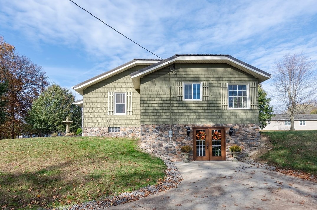 123 Shadyrest Rd, Ellwood City, PA 16117