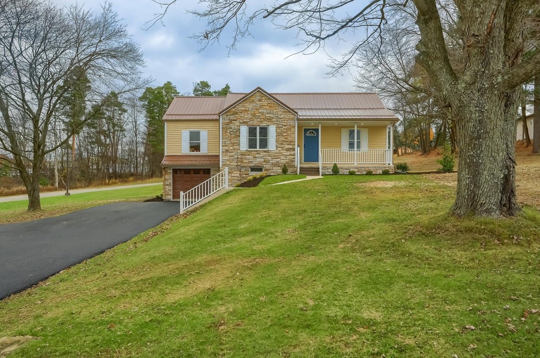 966 Mercer Rd, Butler, PA 16001-1139