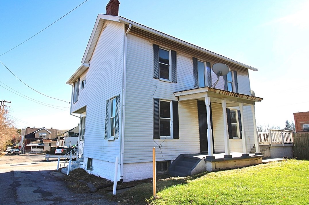 14 1/2 E Pike St, Houston, PA 15342