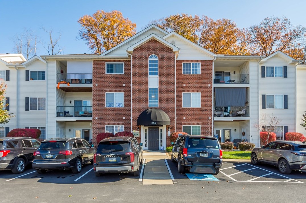 850 Hidden Ridge Ct #202, Library, PA 15129
