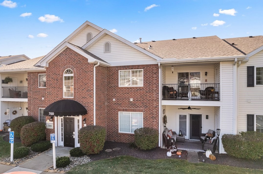 700 Hidden Ridge Ct #303, Library, PA 15129