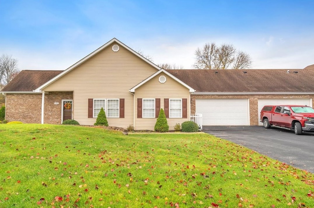 120 Clearwater Dr, Ellwood City, PA 16117