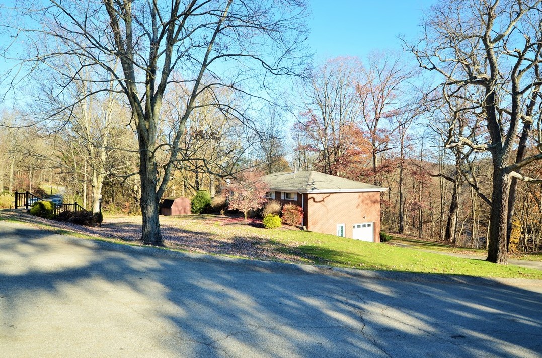 10 Highlandview Rd, Collier Township, PA 15106