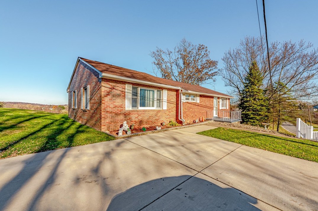 22 Washington Ave, Hickory, PA 15340
