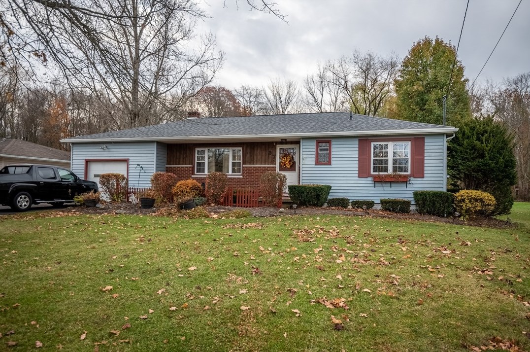 37 Edgewood Dr, Greenville, PA 16125