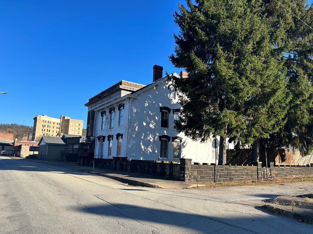 209 Water St, West Brownsville, PA 15417-1631