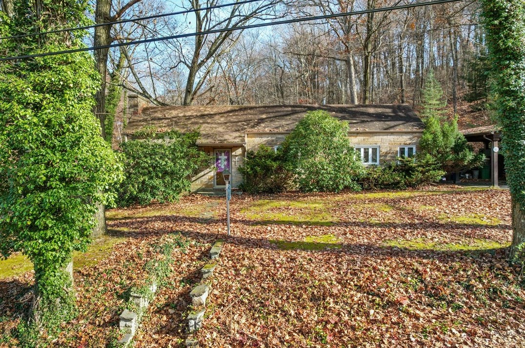 103 Bradford Ln, Jeannette, PA 15644