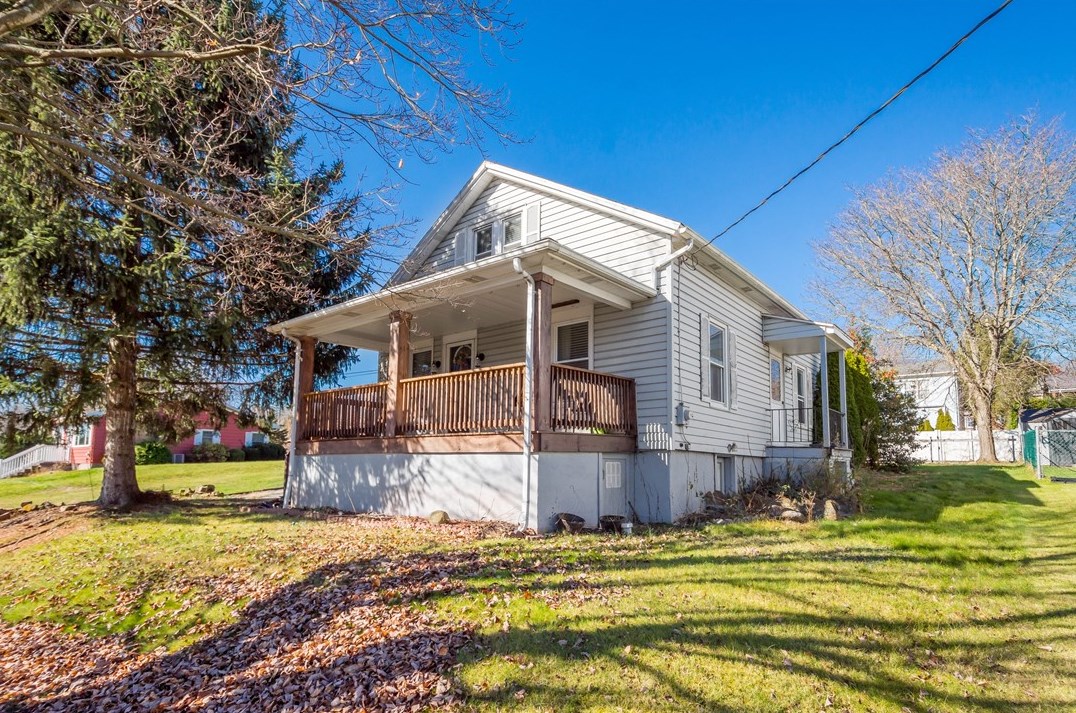 715 S 6th St, Youngwood, PA 15697